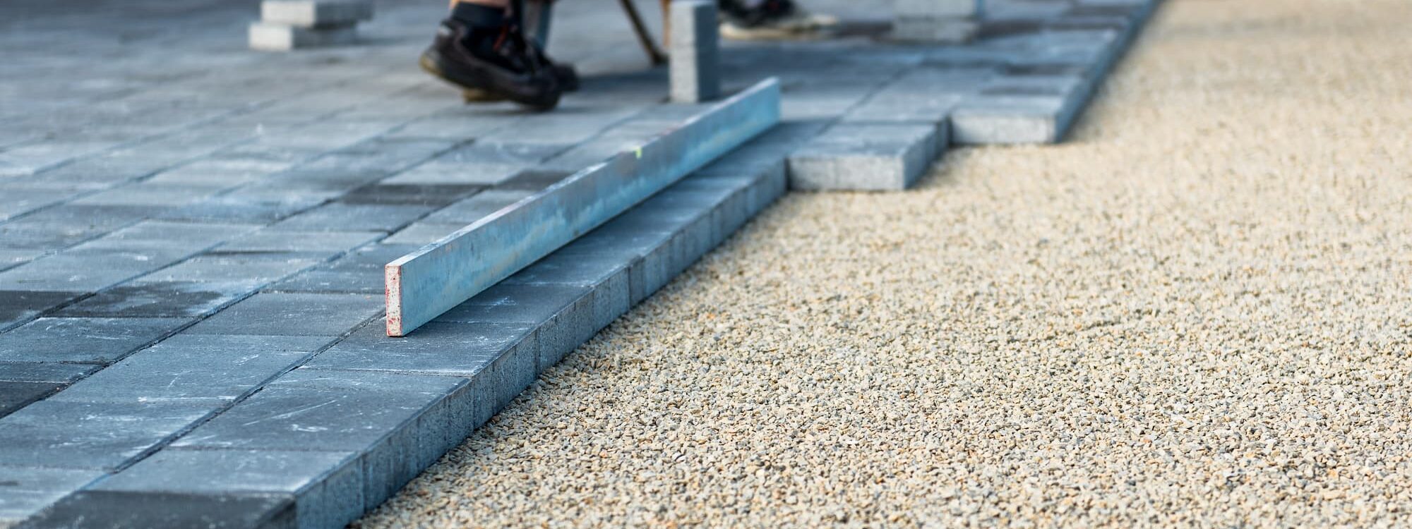 Comment int&eacute;grer un pavage drainant pour &eacute;viter les accumulations d&rsquo;eau dans le jardin ? Riedisheim