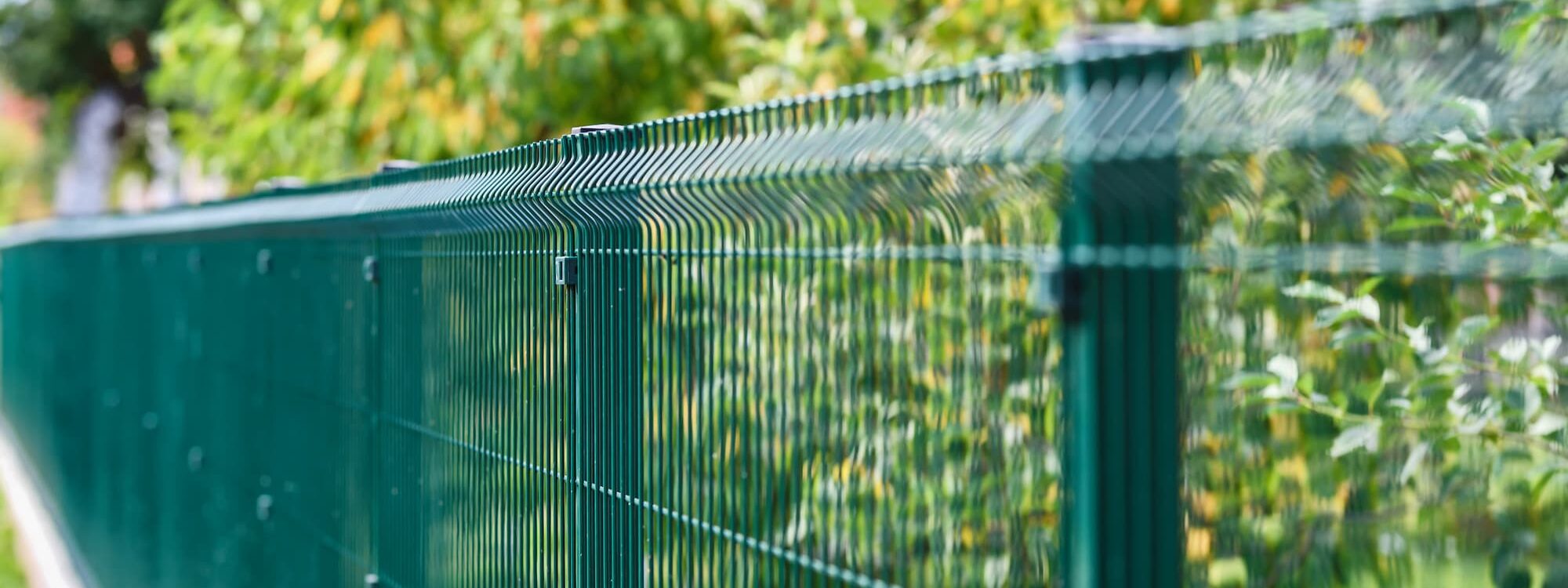 ADOBESTOCK_279682932 1 2000X750 | Wittersheim parcs et jardins Comment poser une clôture rigide sur un terrain en pente ? Sélestat